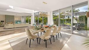 VACATION MARBELLA I Villa Finesse, Luxury Villa, Golden Mile, Swimming-pools, Sauna, Spa, Gym, Minutes from Golfs and Beaches