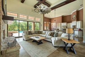 Luxury Wimberley Escape - 4BR - Pool - Sauna - BBQ