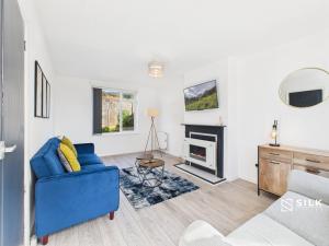 Modern 3 Bed Home Near QA Hospital, Sleeps 7