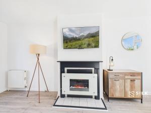 Modern 3 Bed Home Near QA Hospital, Sleeps 7