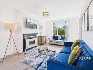 Modern 3 Bed Home Near QA Hospital, Sleeps 7