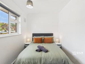 Modern 3 Bed Home Near QA Hospital, Sleeps 7