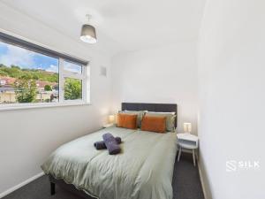 Modern 3 Bed Home Near QA Hospital, Sleeps 7