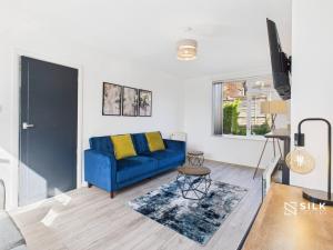 Modern 3 Bed Home Near QA Hospital, Sleeps 7