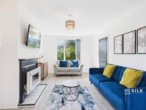 Modern 3 Bed Home Near QA Hospital, Sleeps 7