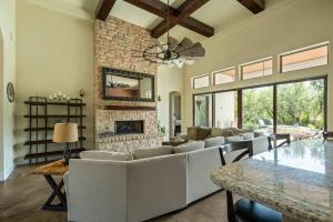 Luxury Wimberley Escape - 4BR - Pool - Sauna - BBQ