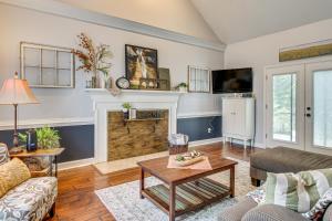 3 Mi to Marina Quiet Getaway with Deck in Lexington