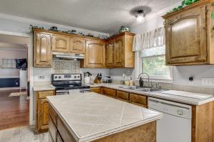 3 Mi to Marina Quiet Getaway with Deck in Lexington