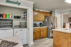 3 Mi to Marina Quiet Getaway with Deck in Lexington