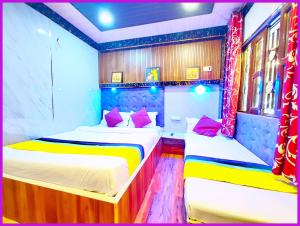 Hotel THE FIattiez MALL ROAD - Open Sitting Area on Terrace with Full Naini Lake View and Mountain Valley View - Wi Fi - Room Service Available - Best Hotel on Mall Road nainital