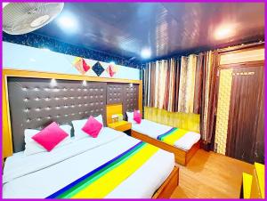 Hotel THE FIattiez MALL ROAD - Open Sitting Area on Terrace with Full Naini Lake View and Mountain Valley View - Wi Fi - Room Service Available - Best Hotel on Mall Road nainital