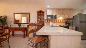 Rest Ashored Bright Spacious Facing Sandy Beach Condo