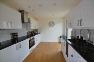 Spacious 3-bed 3-Bath Luxury apartment with balcony Hyde Park