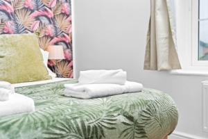 Comfortable 1 Bed Apt, Sleeps 4, Great for Contractors, Families and Leisure Stays, West Midlands, near Birmingham, Edenwood Residence