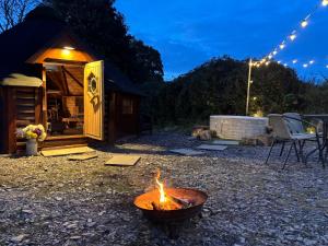 Hobbit Haven Hot Tub and Countryside Bliss