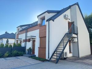 Uroczy apartament z dostępnym parkingiem i ogrodem