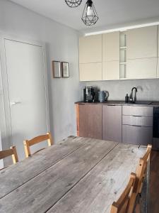 Uroczy apartament z dostępnym parkingiem i ogrodem