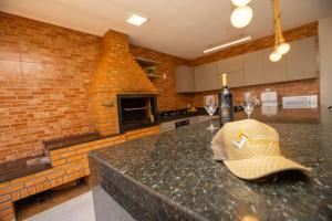 Casa Luxuosa Recém Construída com Piscina e Hidro