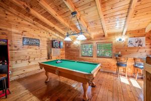 Sevierville Cabin w Deck: Minutes to Pigeon Forge
