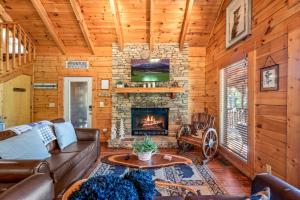 Sevierville Cabin w Deck: Minutes to Pigeon Forge
