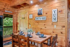 Sevierville Cabin w Deck: Minutes to Pigeon Forge