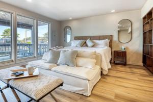 Bay Suites Studio A Modern Coastal Escape in the Heart of Depoe Bay