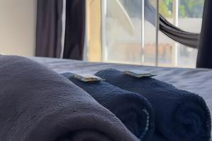 Casa Amarela Itaúna 4min da Praia que ocorre o WSL, 1min da pista de skate do LS, pracinha com parque infantil, quadra de futebol, tudo isso a 1 min da duplex, perto do comércio, wi-fi super rápido, estacionamento gratuito, monitoramento 24hrs