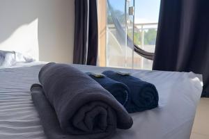 Casa Amarela Itaúna 4min da Praia que ocorre o WSL, 1min da pista de skate do LS, pracinha com parque infantil, quadra de futebol, tudo isso a 1 min da duplex, perto do comércio, wi-fi super rápido, estacionamento gratuito, monitoramento 24hrs