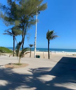 Casa Amarela Itaúna 4min da Praia que ocorre o WSL, 1min da pista de skate do LS, pracinha com parque infantil, quadra de futebol, tudo isso a 1 min da duplex, perto do comércio, wi-fi super rápido, estacionamento gratuito, monitoramento 24hrs