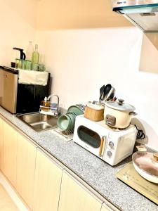 Nephele Suite 2600 Cozy Baguio Staycation Glass Balcony View Condo