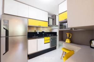 Apto cvaranda a 500m da Praia em Salvador REI0206