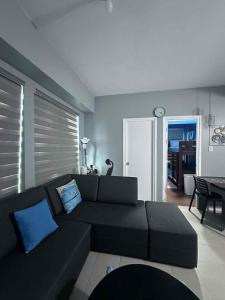 Phebs 2bedroom with pool view in the heart of Makati