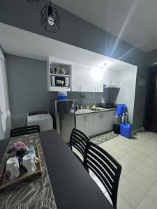 Phebs 2bedroom with pool view in the heart of Makati