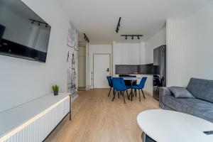 Popiełuszki Modern Apartment by Solarento