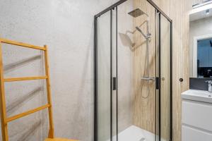 Popiełuszki 2 Apartment by Solarento