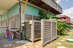 Beachfront with Fire Pit, Gourmet Kitchen and Views