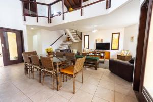 Casa com Area Gourmet e Quintal a 200 m da Praia