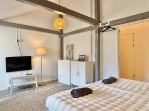 Workers HQ • 7BR Suites • 16 Beds • City Center