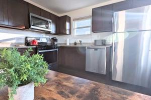 Spacious 4BR 2BA - 7Min to EWR & 20-40Min to NYC - 2 FREE Parking Spaces