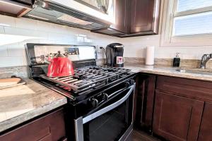 Spacious 4BR 2BA - 7Min to EWR & 20-40Min to NYC - 2 FREE Parking Spaces