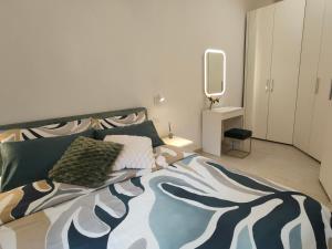 Isola Metro 5m Modern Balcony Arthome