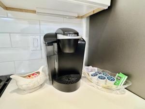 Quiet stylish home close to downtown and airport