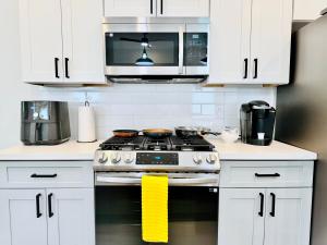 Quiet stylish home close to downtown and airport