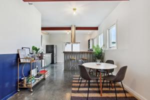 Warehouse District Lovely One Bedroom and Den