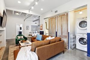 Warehouse District Lovely One Bedroom and Den