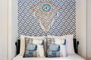 Warehouse District Lovely One Bedroom and Den