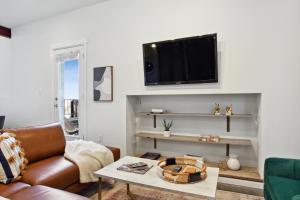 Warehouse District Lovely One Bedroom and Den