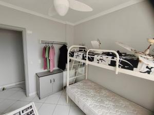 Ap Guaruja Praia Enseada 2 quartos 1 Banheiro , 5 cama solteiro 1 casal