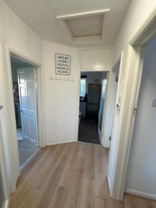 2-Bed Flat in Northwood Hills - Free Parking