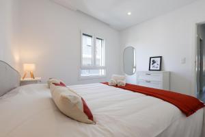 Quarto confortável em casa com Piscina